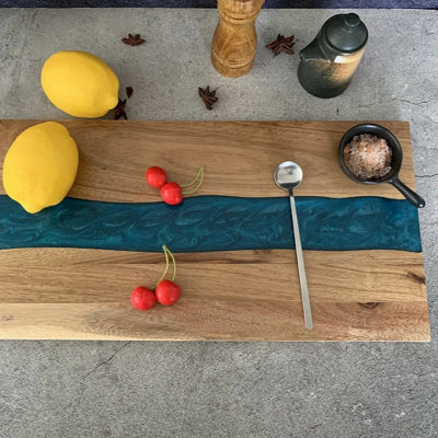 Planche-a-decouper-en-bois-avec-resine