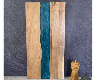 Planche-a-decouper-en-bois-avec-resine