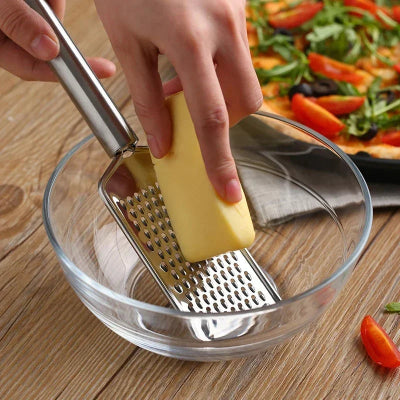 Ustensiles-de-cuisine-rape-a-fromage-et-legumes-indispensable
